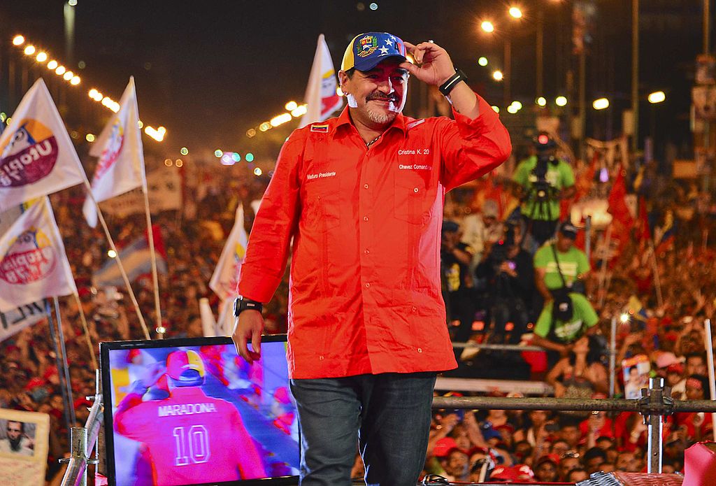 Diego Maradona en el cierre de campaña de Nicolás Maduro previo a las elecciones presidenciales en Venezuela de 2013. (Crédito: LUIS ACOSTA/AFP/Getty Images)