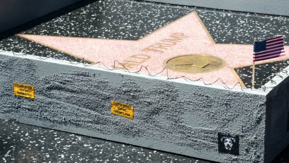 El artista Plastic Jesus construyó un muro de 15 centímetros de alto alrededor de la estrella de Donald Trump en el Paseo de la Fama en Hollywood (Crédito: Plastic Jesus)