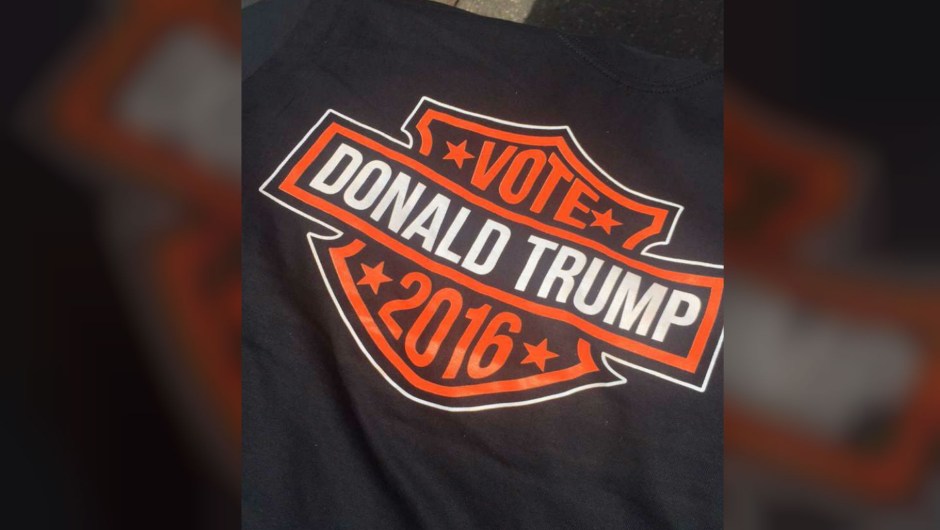Estas son algunas de las camisetas alusivas a Donald Trump que se venden en los alrededores de la Convención Nacional Republicana en Cleveland. El precio: 20 dólares. Crédito: Marysabel Huston-Crespo/CNN
