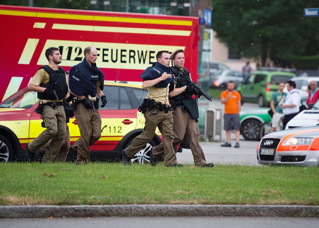 La policía camina cerca de un centro comercial en pleno tiroteo este 22 de julio en Munich (Crédito: MATTHIAS BALK/AFP/Getty Images)