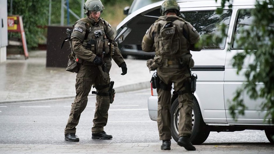 Police secures the area outside a shopping center in Munich on July 22, 2016 following a shooting. At least one person has been killed and 10 wounded in a shooting at a shopping centre in Munich on Friday, German police said. / AFP / STR (Photo credit should read STR/AFP/Getty Images)