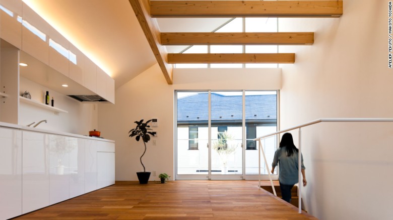 Todo tiene su lugar en la Casa M de Atelier Tekuto. El espacio despejado se siente espacioso y grande, un efecto que se acentúa por las ventanas que van del piso al techo. 