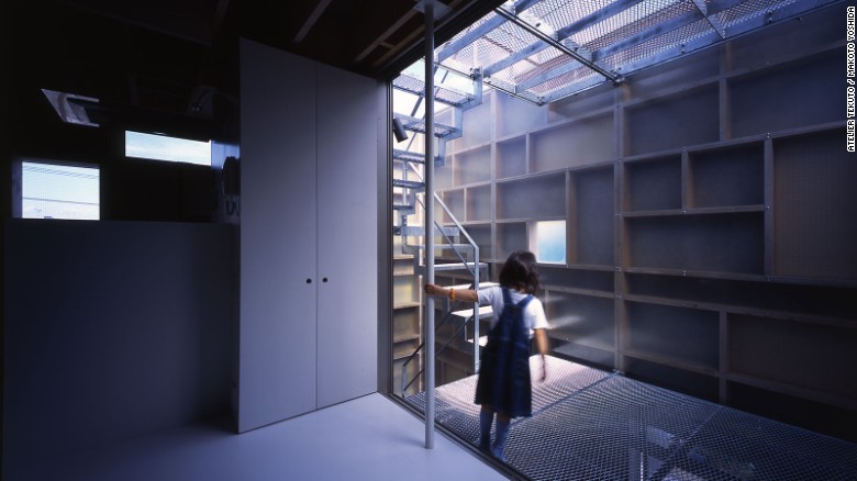 También arquitecto, el dueño de 'Layers' solicitó un hogar que pudiera dar cabida a múltiples generaciones, así como patios exteriores y escaleras de conexión. Mediante el uso de una mezcla de materiales, Atelier Tekuto logró un diseño único y funcional. 