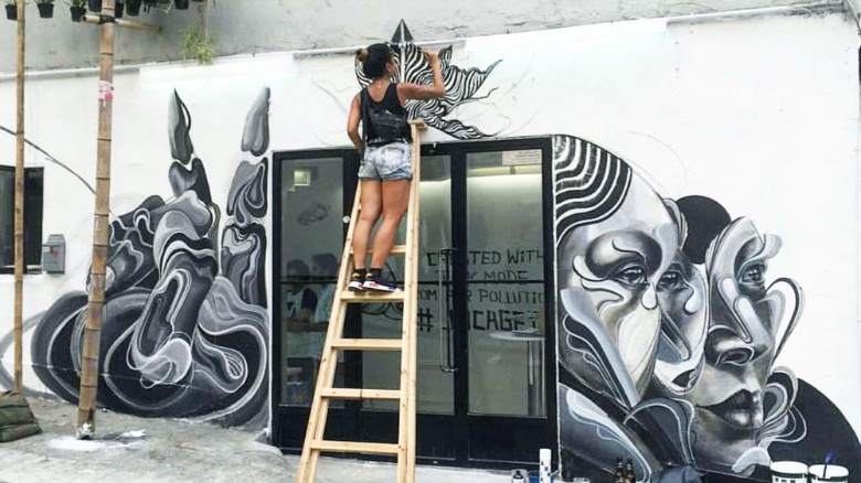 La artista Caratoes pinta un mural con Air Ink.