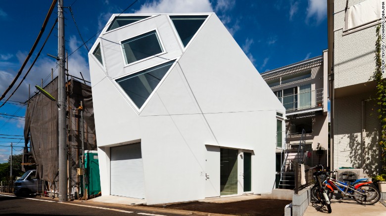 Este hogar en Tokio, diseñado por Atelier Tekuto, tiene la forma de un poliedro con el fin de proporcionar una enorme claraboya encima de la sala de estar.