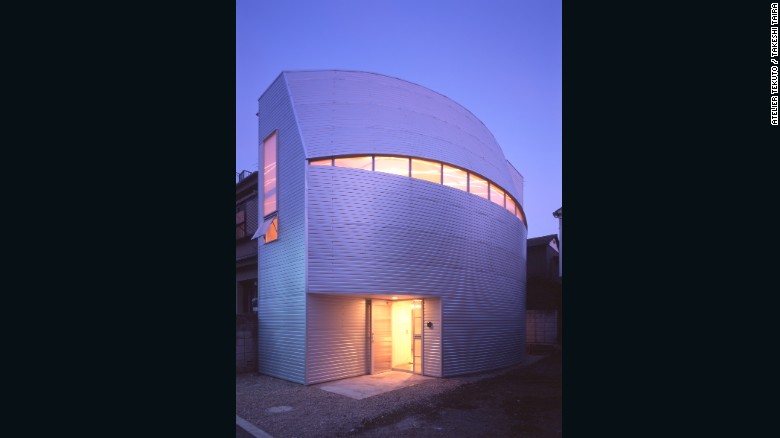Diseñada por Atelier Tekuto para una familia de cinco, 'Iron Mask' es una casa a base de acero, con una fachada curva única que hace la mayor parte de la forma del sitio. 