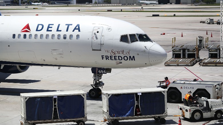 Delta en tierra — La aerolínea estadounidense Delta reportó una caída de su sistema informático global este lunes, hecho que provocó el retraso de sus vuelos programados. Seis horas después la compañía reanudó sus operaciones, aunque después de esto muchos vuelos fueron cancelados.