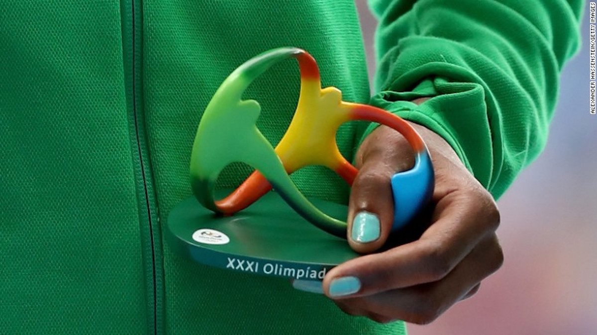 La deportista etíope Alma Ayana sostiene la estatuilla al recibir la medalla de oro de los 10.000 metros planes de atletismo. 