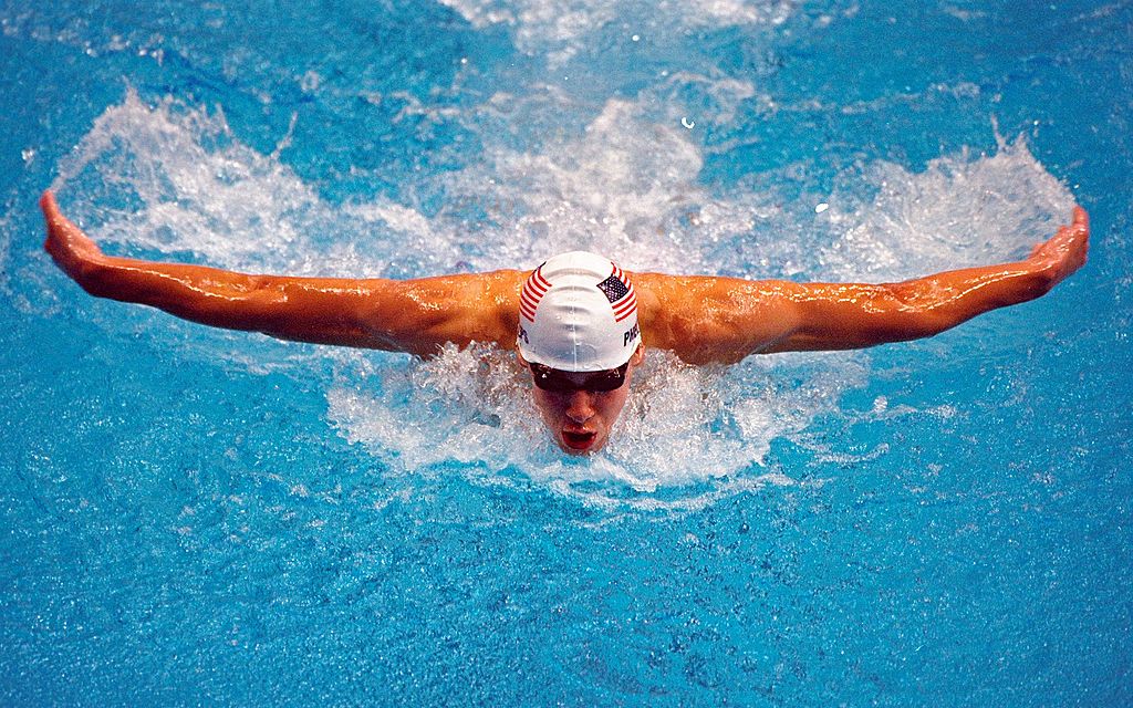 Michael Phelps durante su participación en los 200 metros mariposa en los Olímpicos de Sidney 2000. (Crédito: Ross Kinnaird /Allsport)