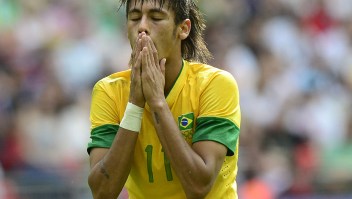 Brazil's forward Neymar reacts during the men's football final match between Brazil and Mexico at Wembley stadium during the London 2012 Olympic Games on August 11, 2012 in London. AFP PHOTO / DANIEL GARCIA (Photo credit should read