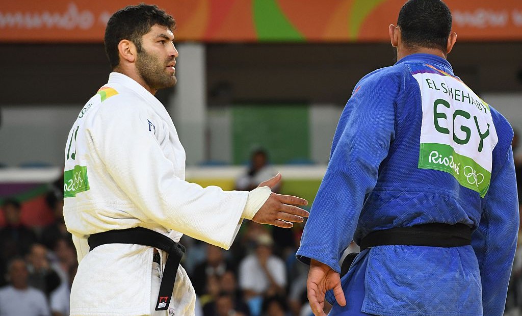 TOPSHOT - Israel's Or Sasson (white) competes with Egypt's Islam Elshehaby during their men's +100kg judo contest match of the Rio 2016 Olympic Games in Rio de Janeiro on August 12, 2016. / AFP / Toshifumi KITAMURA (Photo credit should read TOSHIFUMI KITAMURA/AFP/Getty Images)