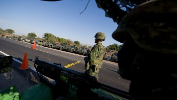 Soldados mexicanos hacen guardia en un punto de control en la carretera que une a Navolato y Los Mochis, en el norte de Sinaloa, el 29 de enero de 2012. (Crédito: ALFREDO ESTRELLA/AFP/Getty Images/Archivo)