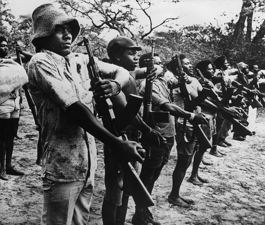 Miembros de la guerrilla de la UNITA durante la guerra civil de Angola. (Crédito: Cloete Breytenbach/Getty Images)