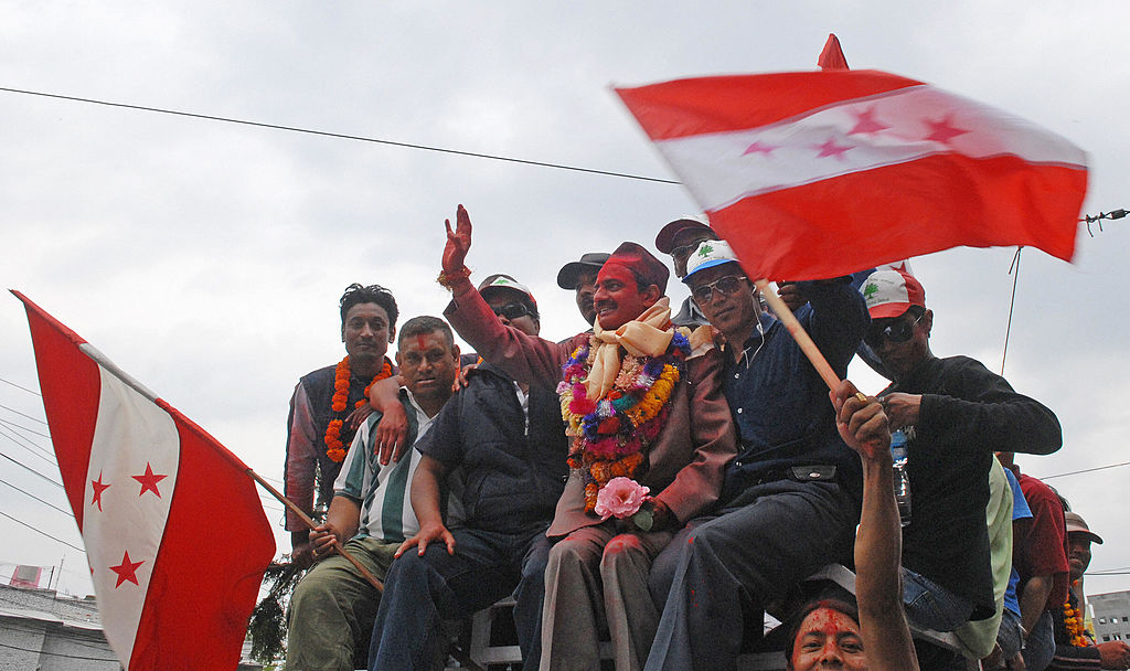 El líder del congreso de Nepal Nabindra Raj Joshi (centro) saluda al público en 2008 tras celebrarse la elección de la Asamblea Nacional en la que se cambiaría la Constitución de Nepal y se aboliría la monarquía de ese país. (Crédito: PRAKASH MATHEMA/AFP/Getty Images)