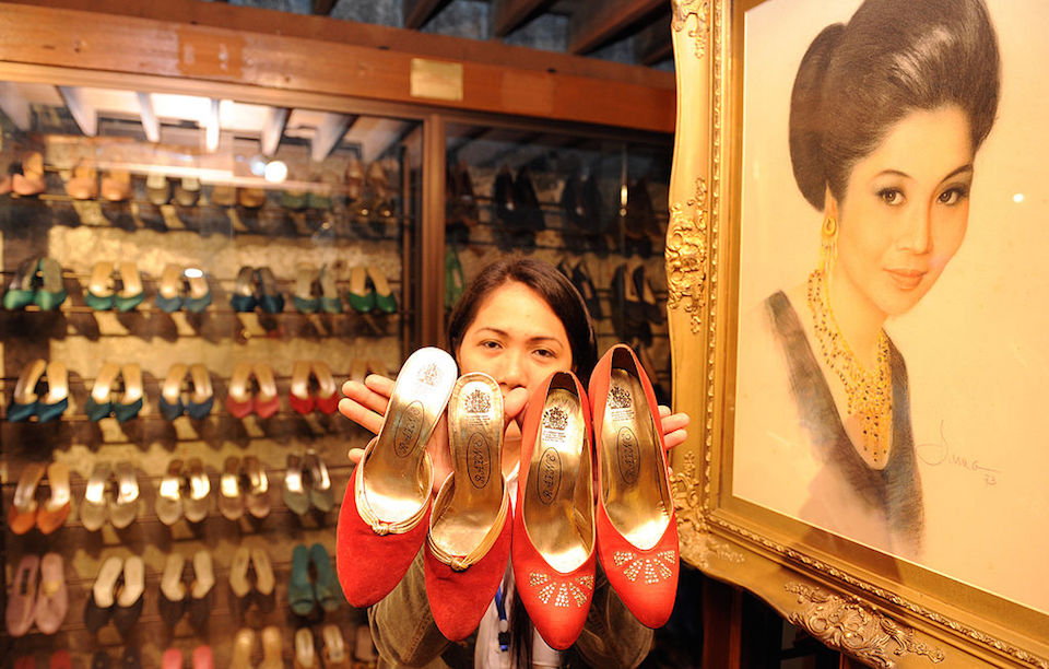 Una empleada del Museo del Zapato, de Manila, muestra algunos ejemplares de la colección de la exprimera dama de Filipinas, Imelda Marcos. (Crédito: TED ALJIBE/AFP/GettyImages).