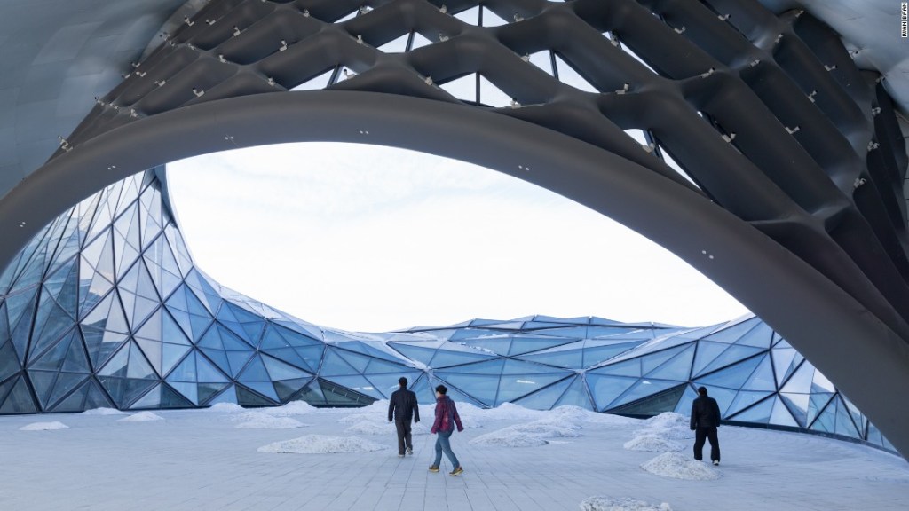 Los espacios al aire libre de la Casa de la Ópera de Harbin se sienten como extensiones del paisaje nevado circundante.