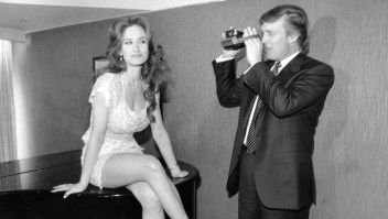 Donald Trump fotografía a una potencial chica Playboy en 1993.