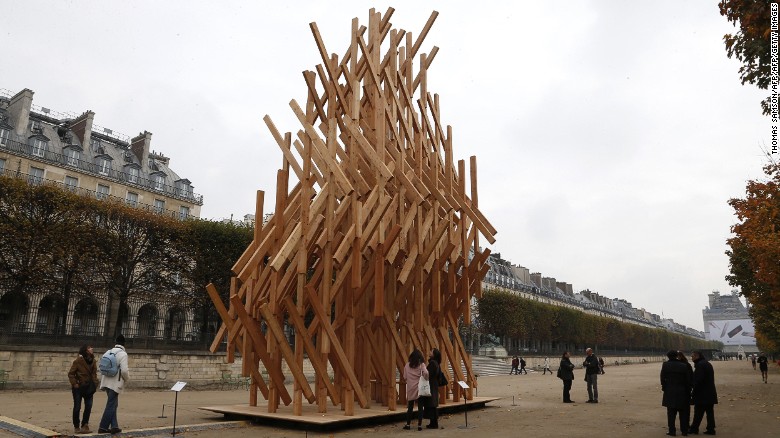 Yure, en París, Francia (2015) - Este pabellón de madera, que la gente puede escalar, fue erigido temporalmente en el Jardín de las Tullerías, cerca del museo del Louvre en París, como parte de la Feria Internacional de Arte Contemporáneo, FIAC, el 20 de octubre de 2015. 