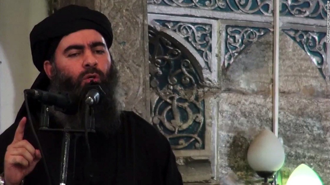 El líder de ISIS Abu Bakr al-Baghdadi dirigiéndose a los fieles en una mezquita en Mosul.