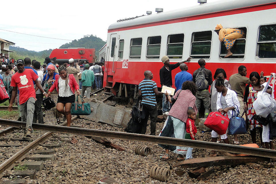 El tren de 20 vagones empezó a tener problemas a unos 5 kilómetros de la estación de Eséka, Camerún. (Crédito: STRINGER/AFP/Getty Images).