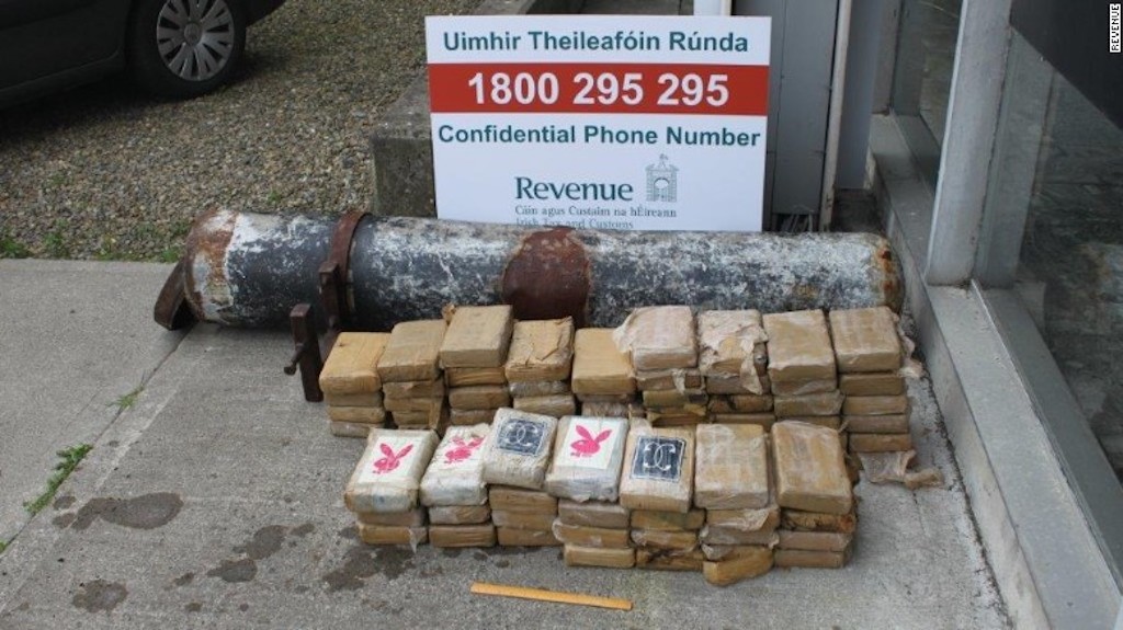Las autoridades irlandesas informaron del descubrimiento de la droga este lunes. Dicen que no es claro de dónde procede el cargamento. 