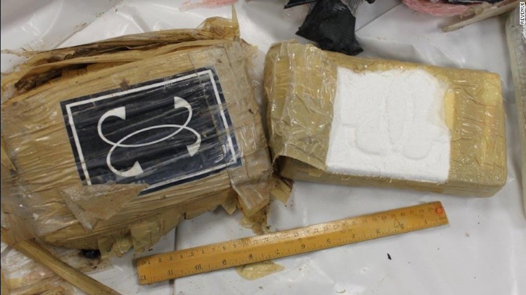 75 kilogramos de cocaína fueron descubiertos en el objeto en forma de torpedo.