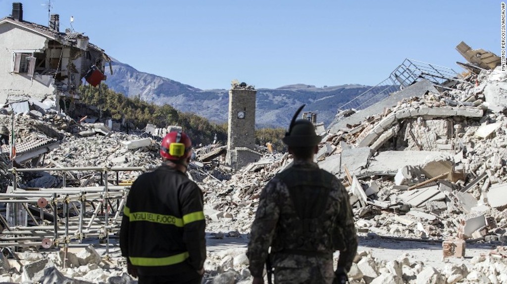 Un bombero y un soldado vigilan los escombros en Amatrice el domingo 30 de octubre luego de que un terremoto de magnitud 6,6 azotara el centro de Italia. 