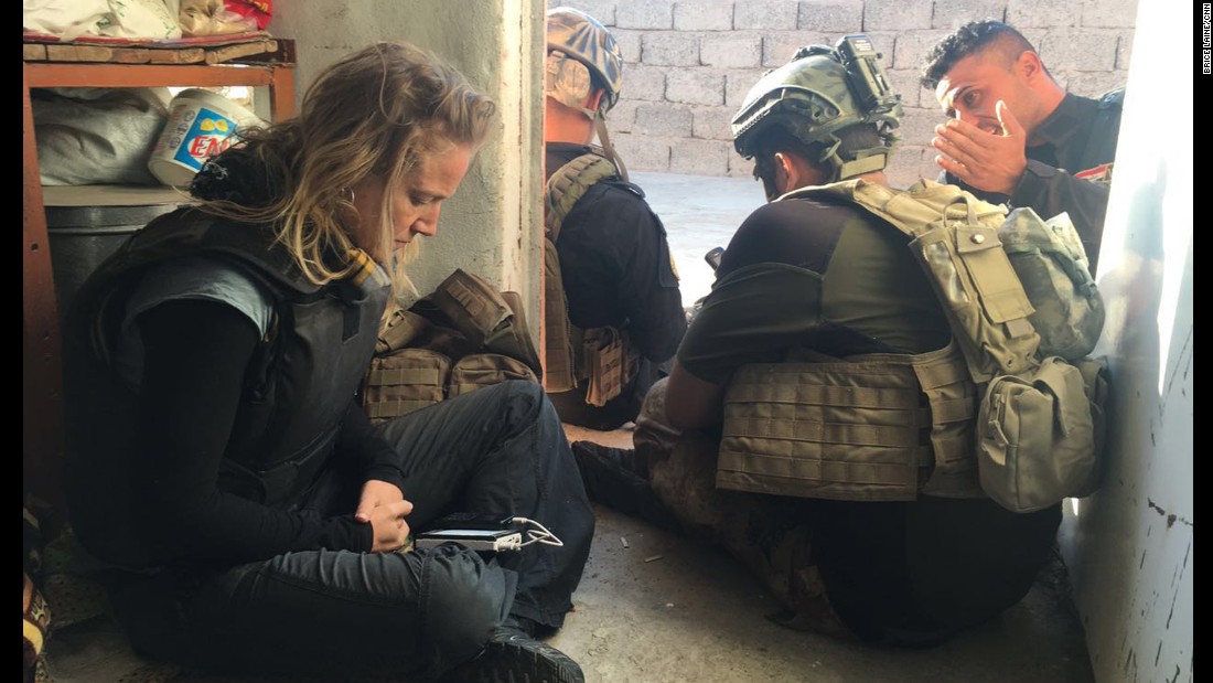 Arwa Damon, corresponsal senior internacional de CNN, con los soldados con los esperaba los refuerzos, el sábado a las 8:11 de la mañana.