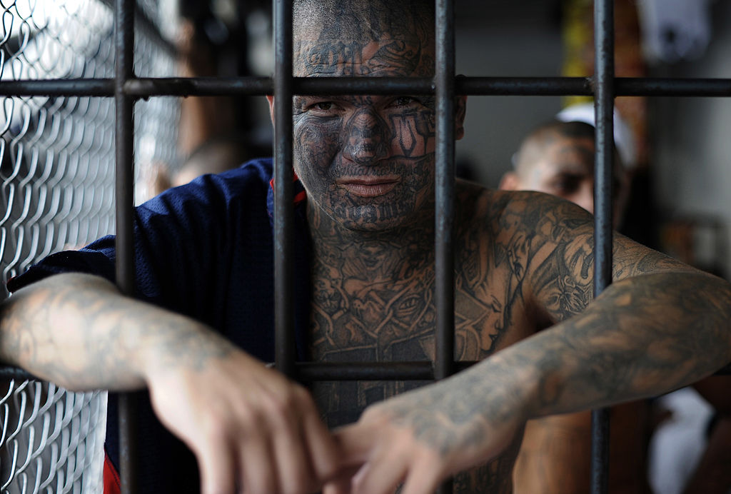 Un miembro de la pandilla Mara Salvatrucha posa en una prisión de Ciudad Barros, a 160 kilómetros al este de San Salvador, en 2012. (Crédito: Jose CABEZAS/AFP/GettyImages)
