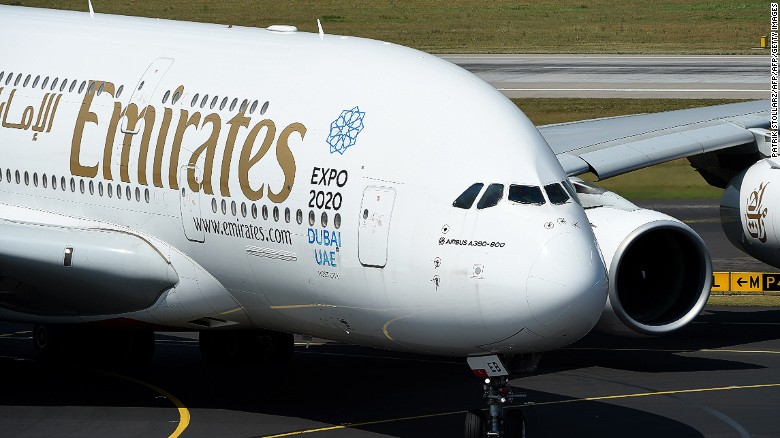 El premio a la ruta más larga sin escalas y por tiempo se lo lleva el vuelo de la aerolínea Emirates entre Dubai (Emiratos Árabes Unidos) y Auckland (Nueva Zelanda). Cubre una distancia de 14.200 kilómetros (8.824 millas), en un trayecto que de ida tarda 16 horas y de regreso, 17 horas y 15 minutos.