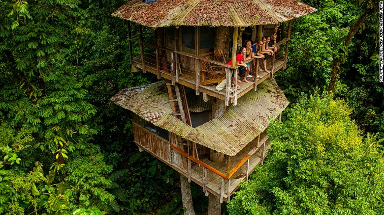 La comunidad sostenible de casas en los árboles Finca Bellavista está en una región de bosque tropical de Costa Rica. Tiene más de 40 casas que se conectan por puentes colgantes y tirolesas.