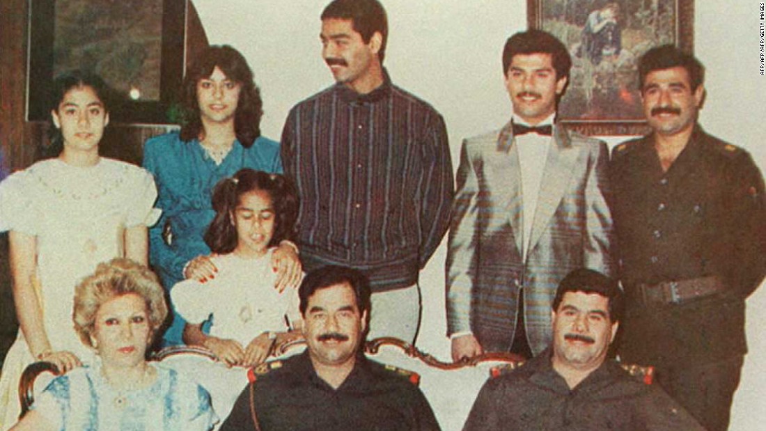 Saddam Hussein (en el centro, sentado) con su familia en una foto de la que no se tiene la fecha, en Bagdad (Iraq).