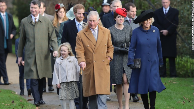 El príncipe Carlos estuvo acompañado de la duquesa de Cornwall y su hijo el príncipe Harry. 