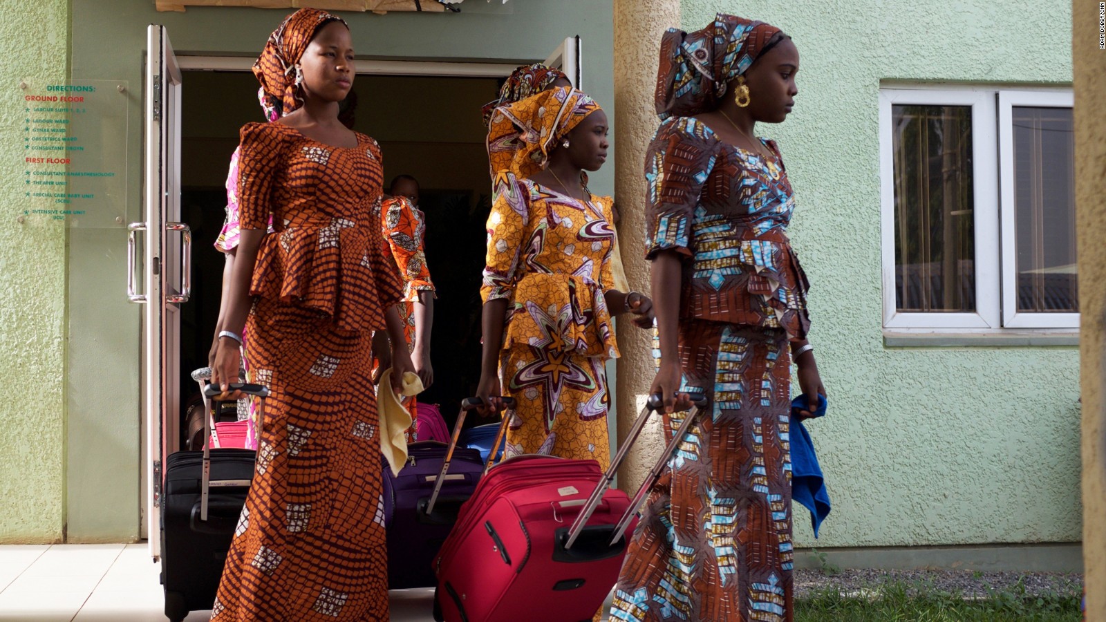 Las jóvenes dejan el hotel en Abuja para emprender el viaje que las llevará a Chibok.
