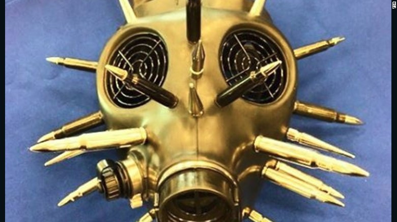 ¿Sabes que tienen máscaras de oxígeno en el avión, cierto? Así que probablemente estarás seguro dejando este objeto en tu casa. 