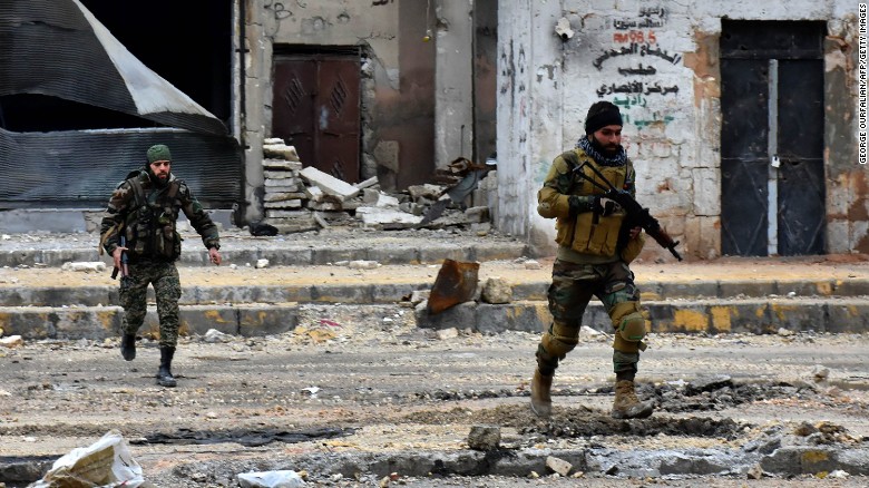 Las fuerzas del gobierno sirio avanzan durante una operación militar en Aleppo, en diciembre del 2016. 