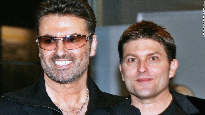 La estrella del pop George Michael (izquierda) con su novio de entonces Kenny Goss en 2005.