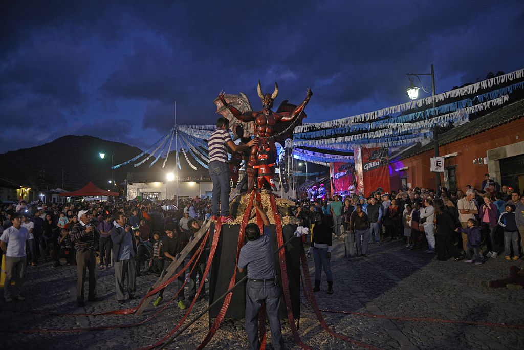 Una figura que  representa al diablo es preparada para ser quemada en Sacatepequez. (Crédito: Johan Ordóñez/AFP/Getty Images)