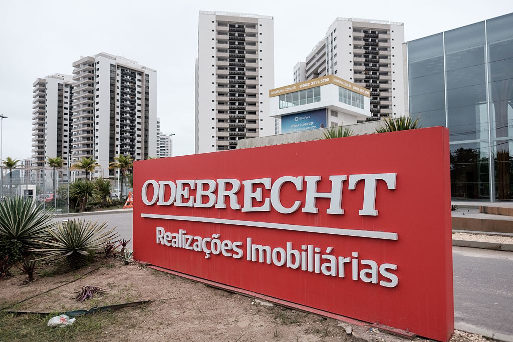 La constructora brasileña Odebrecht fue acusada de pagar millones de dólares en sobornos a cambio contratos de construcción en al menos 12 países, según un informe del Departamento de Justicia de Estados Unidos. (Crédito: YASUYOSHI CHIBA/AFP/Getty Images)