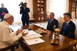 Pope Francis (l) speaks with Colombian president Juan Manuel Santos (R) and former president Alvaro Uribe prior to a meeting, on January 16, 2016 at the Vatican. / AFP / POOL / VINCENZO PINTO (Photo credit should read VINCENZO PINTO/AFP/Getty Images)