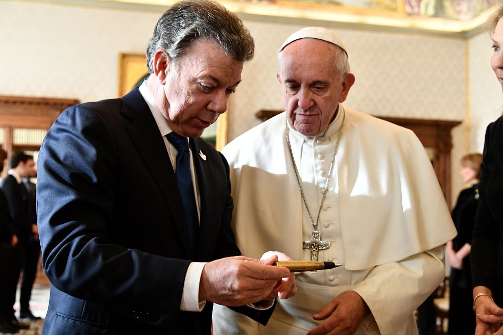 Santos le muestra al papa el 'balígrafo'. (VINCENZO PINTO/AFP/Getty Images)