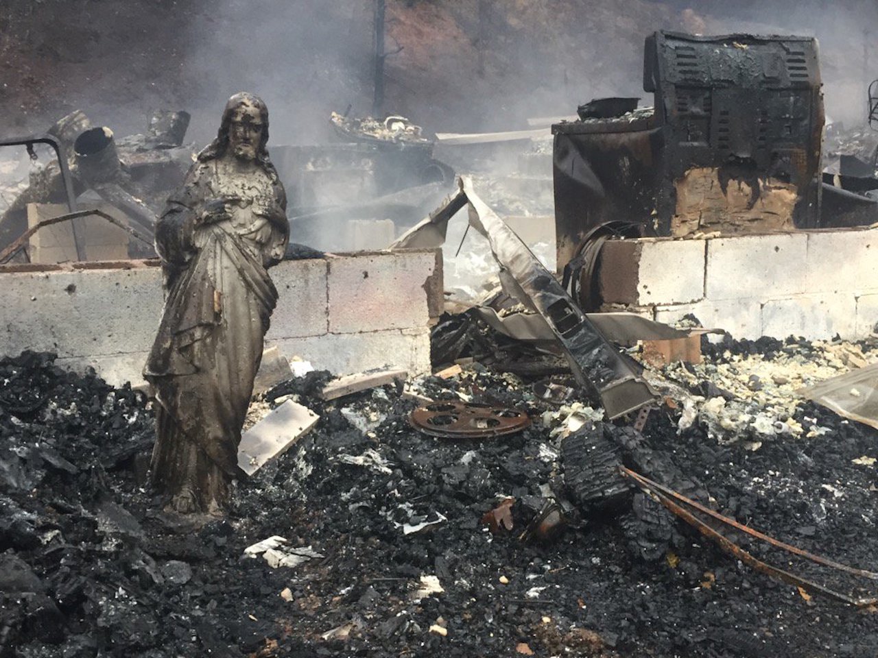 La estatua de Jesús fue lo único que sobrevivió al mortal incendio en Gatlinburg, Tennessee. 
