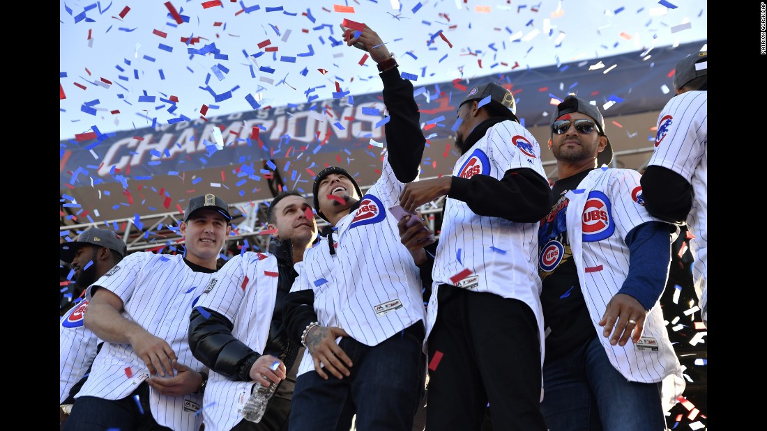 Miembros del equipo Chicago Cubs se toman una selfie el viernes 4 de noviembre, durante el desfile por su victoria en la Serie Mundial. Es la primera vez que ganan el título desde 1908. 