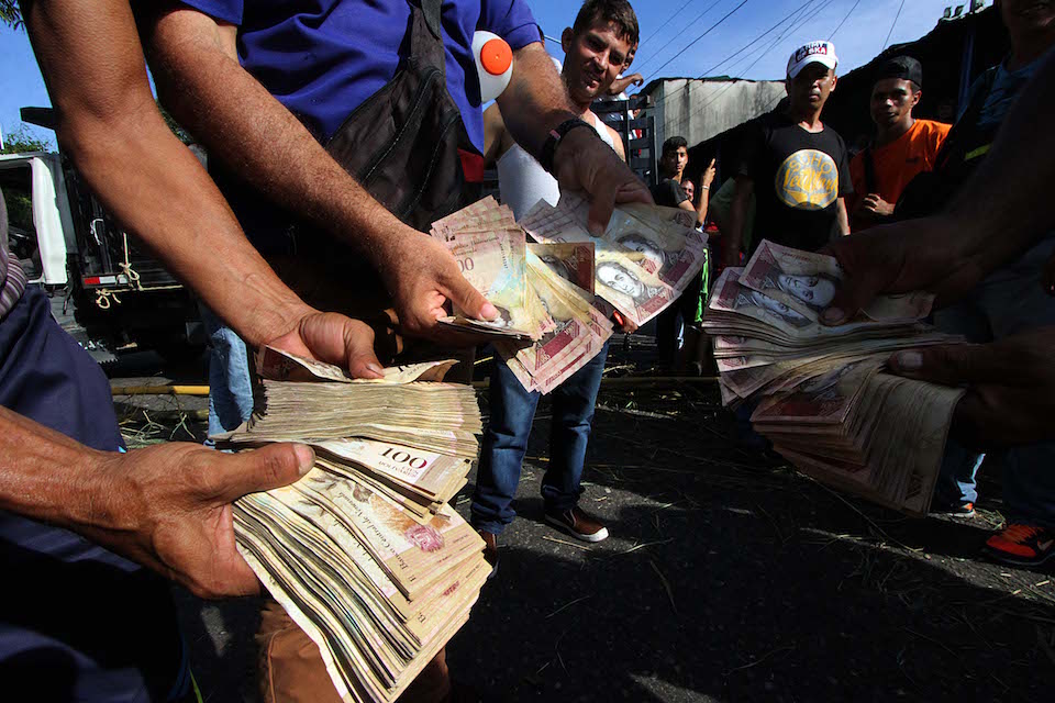 Venezolanos hacen filas para el cambio de billetes de 100 bolívares, que han sido descontinuados. (GEORGE CASTELLANOS/AFP/Getty Images)