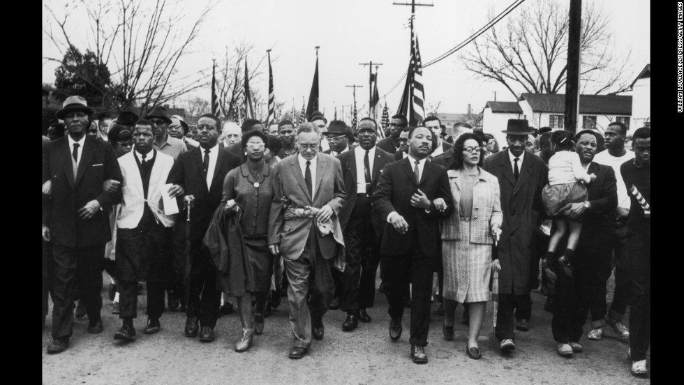 Martin Luther King (1929 - 1968) y su esposa Coretta Scott King lideran una marcha por el derecho al voto de la población negra desde Selma, Alabama, hasta la capital del estado, Montgomery.