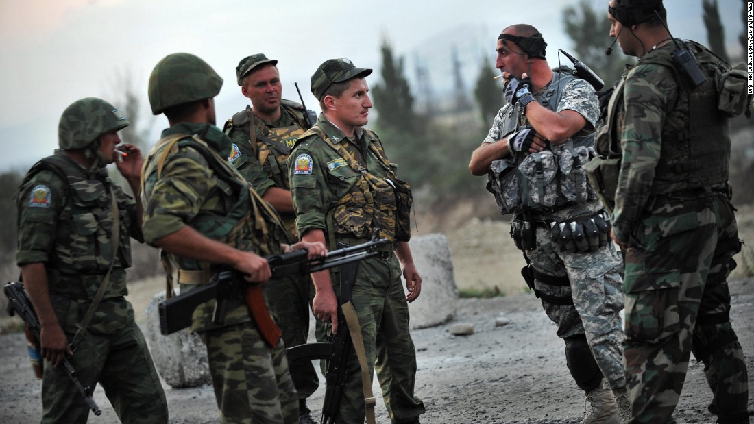Custodios de la paz rusos hablan con soldados georgianos cerca a la población de Khurvaleti durante el conflicto en agosto del 2008.