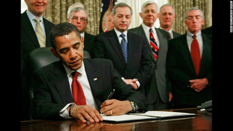 Con varios militares retirados detrás, Obama firma el decreto para cerrar el centro de detención de la bahía de Guantánamo, en enero del 2009. 