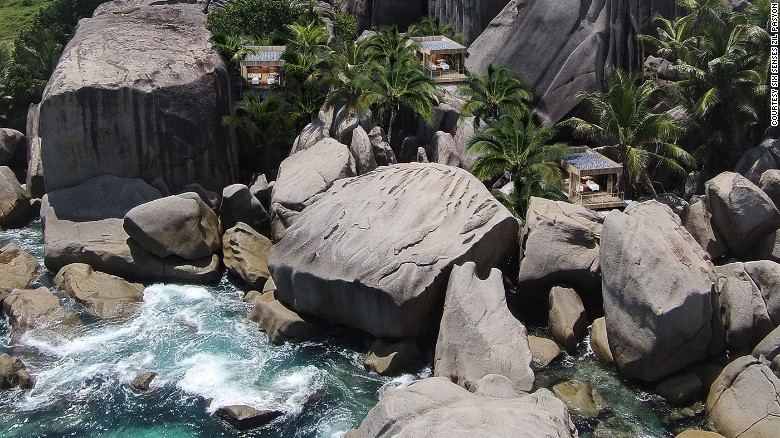 El Hotel Six Senses Zil Pasyon está en la lejana isla de piedra de granito Félicité (Seychelles, África). Sus 28 cabañas independientes tienen piscina propia, una cava de vino y el servicio 24 horas de un mayordomo personal. El hotel también es ecológico.