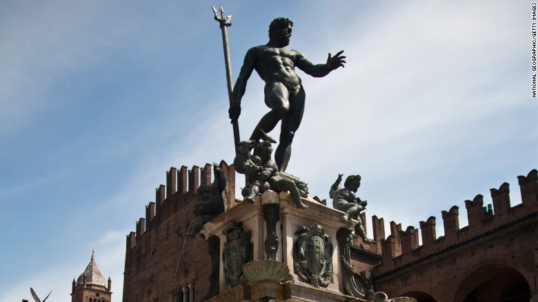La Fuente de Neptuno en la Piazza del Nettuno en Bolonia, Italia. 