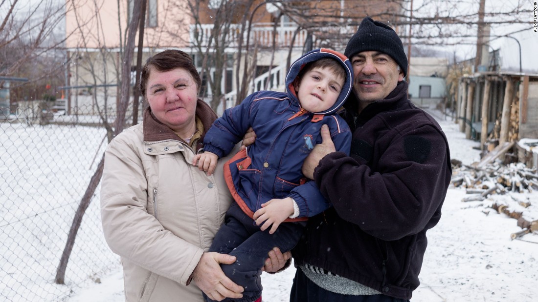 Tamara Qoreli y su familia viven en una tierra de nadie entre un puesto fronterizo georgiano y un punto de control ruso. 